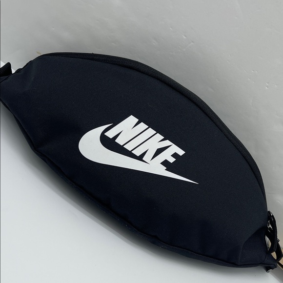 Nike Black White Belt Bag Nike Heritage Waistpack (3L) & Fanny Pack
Black
NWT - Picture 2 of 16